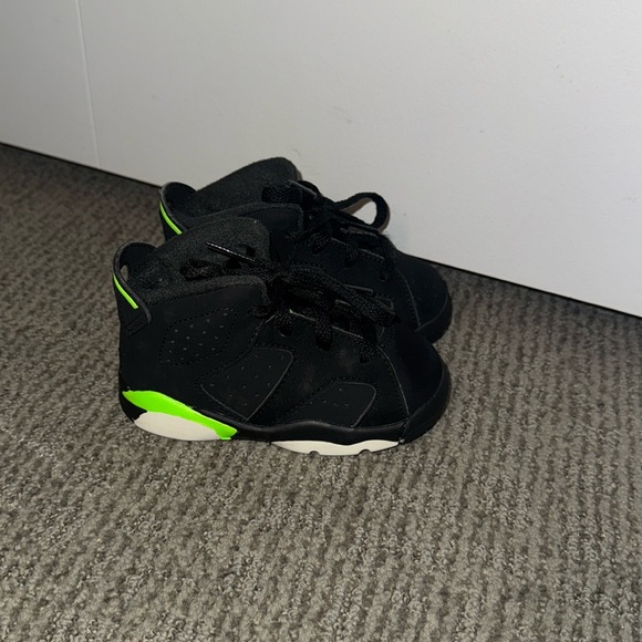 Green and Black Toddler Jordan’s - Picture 3 of 4